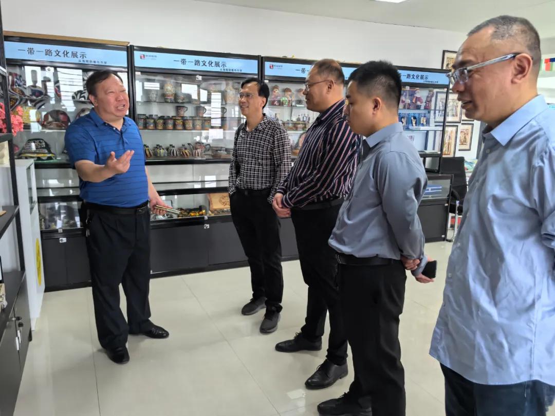 濮阳经开区电商办主任刘杰带队前往郑州新丝路外服平台参观学习