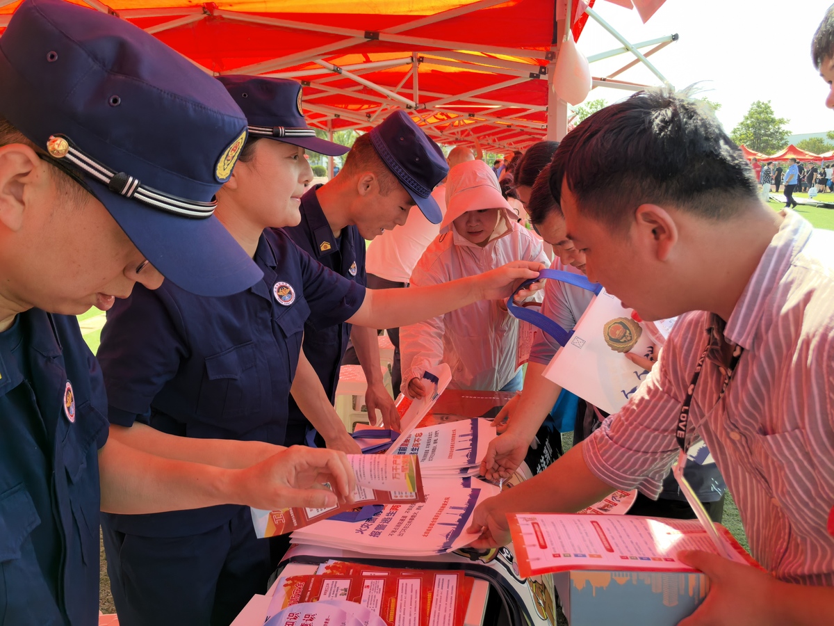 航空港区消防救援支队开展2025年“安全宣传咨询日”消防宣传活动
