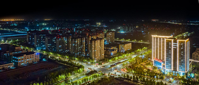就是航空港区的夜景,这,楼宇灿烂生辉,城市道路流光溢彩,华灯初上,当