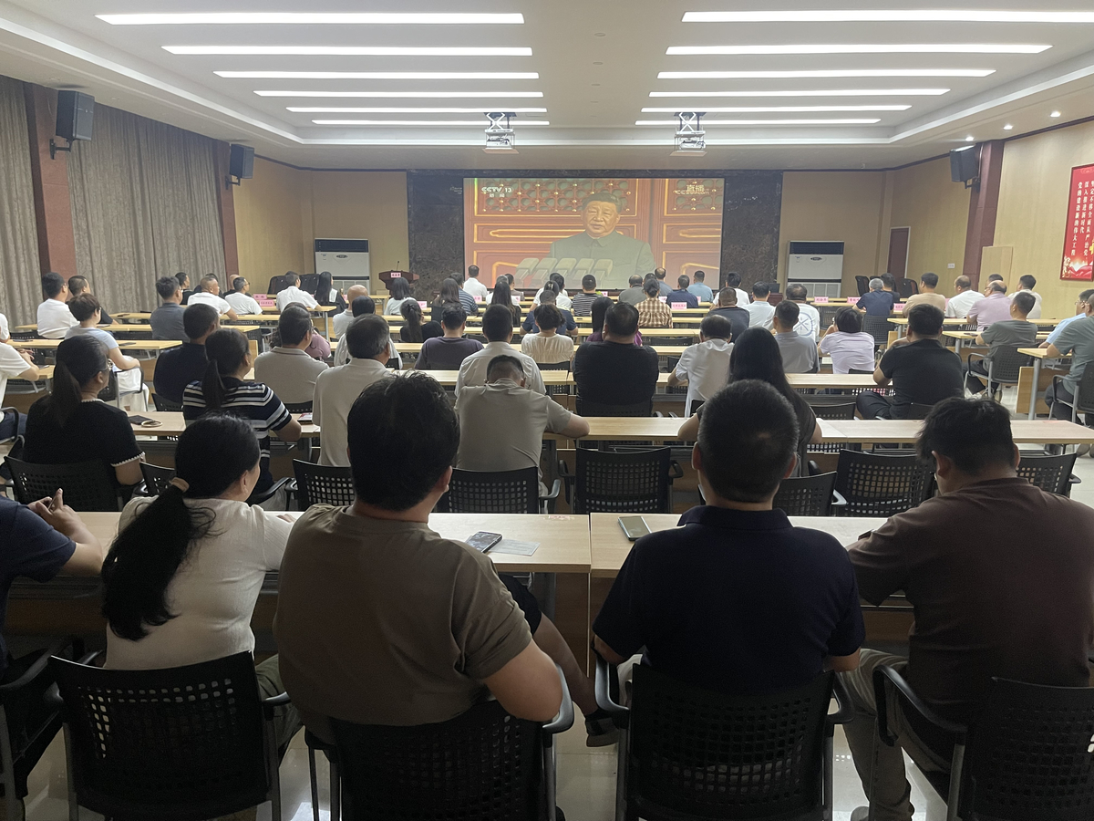 龙王办事处组织全体成员集中观看“九三阅兵”活动