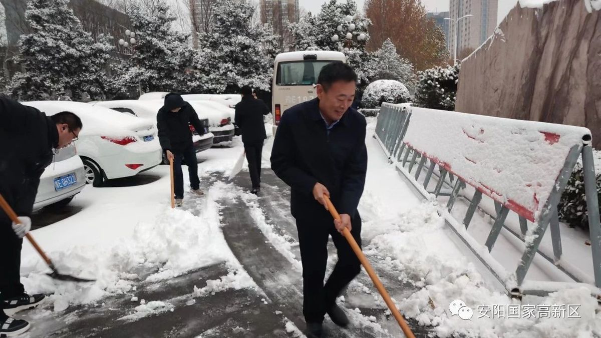 齐心协力  铲除积雪