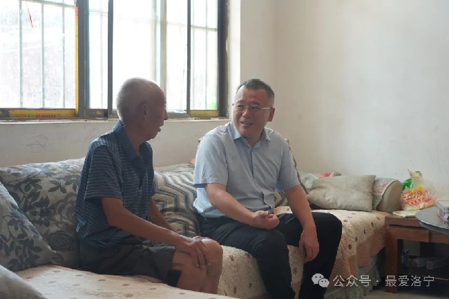 王瑞以“四不兩直”方式到長水鎮(zhèn)調(diào)研