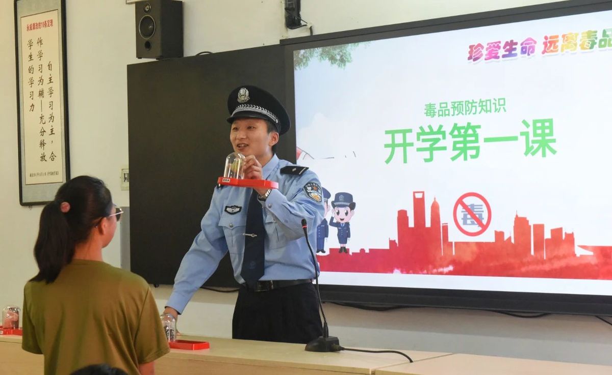 沁阳公安为学生送上“开学第一课”