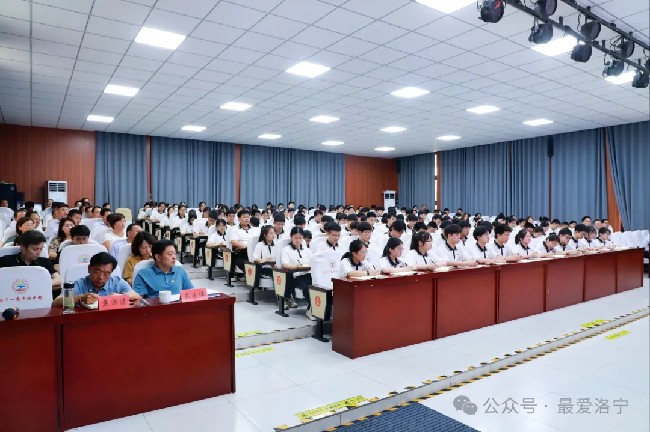 王淑霞到洛宁县第一高级中学讲授思政课