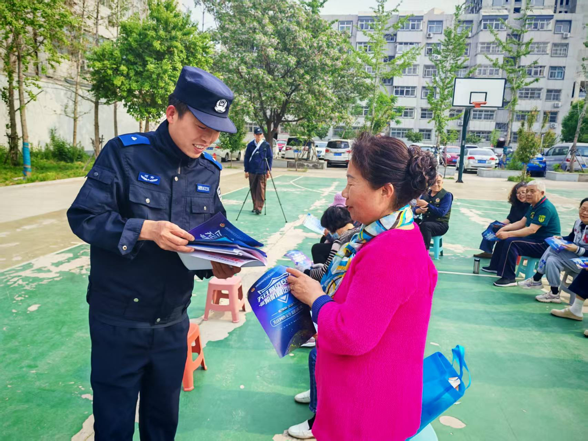 普法宣传进社区  居民踊跃涨知识