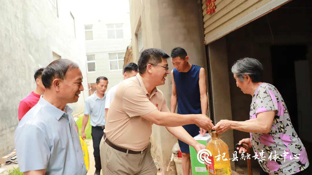 李孝俊一行还来到柿园乡毛楼村因意外失火导致生活困难的农民杨新民