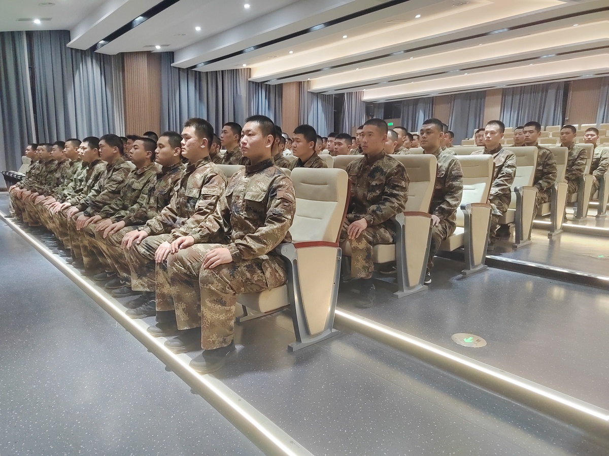 “红耀华龙”老兵宣讲团为预定新兵上好役前教育第一课