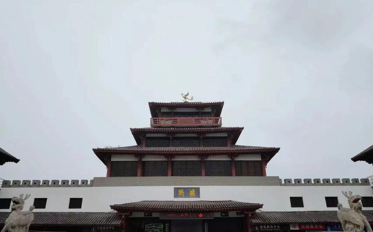 “近”享五一好时光，美丽华龙欢迎您！  五一假期那里去，多彩华龙在等您！