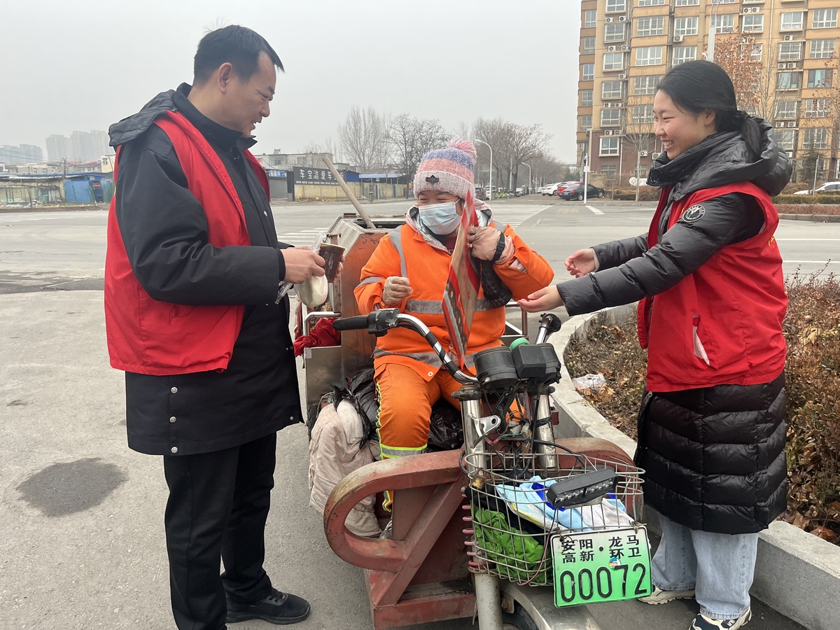 浓情腊八粥，温暖劳动者 <br>峨嵋大街街道十里铺社区户外劳动者驿站送温暖活动