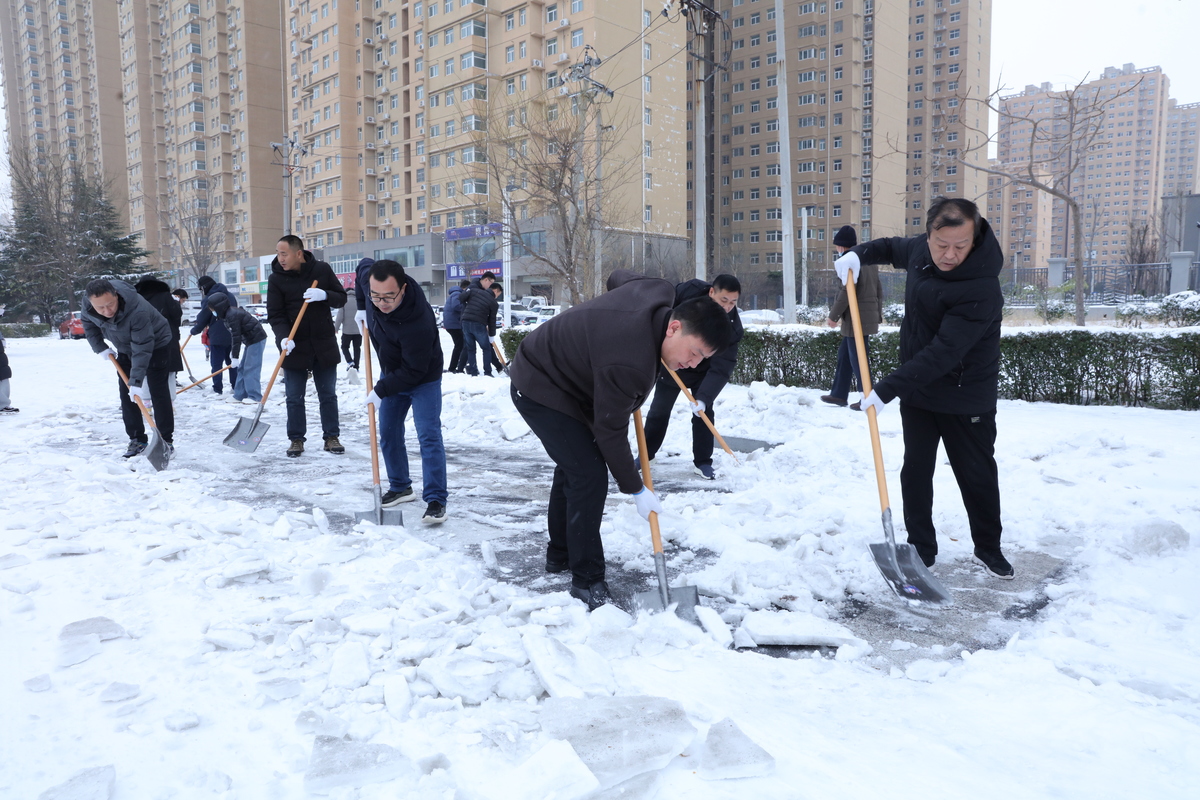高新区管委会以雪为令清除积雪保畅通