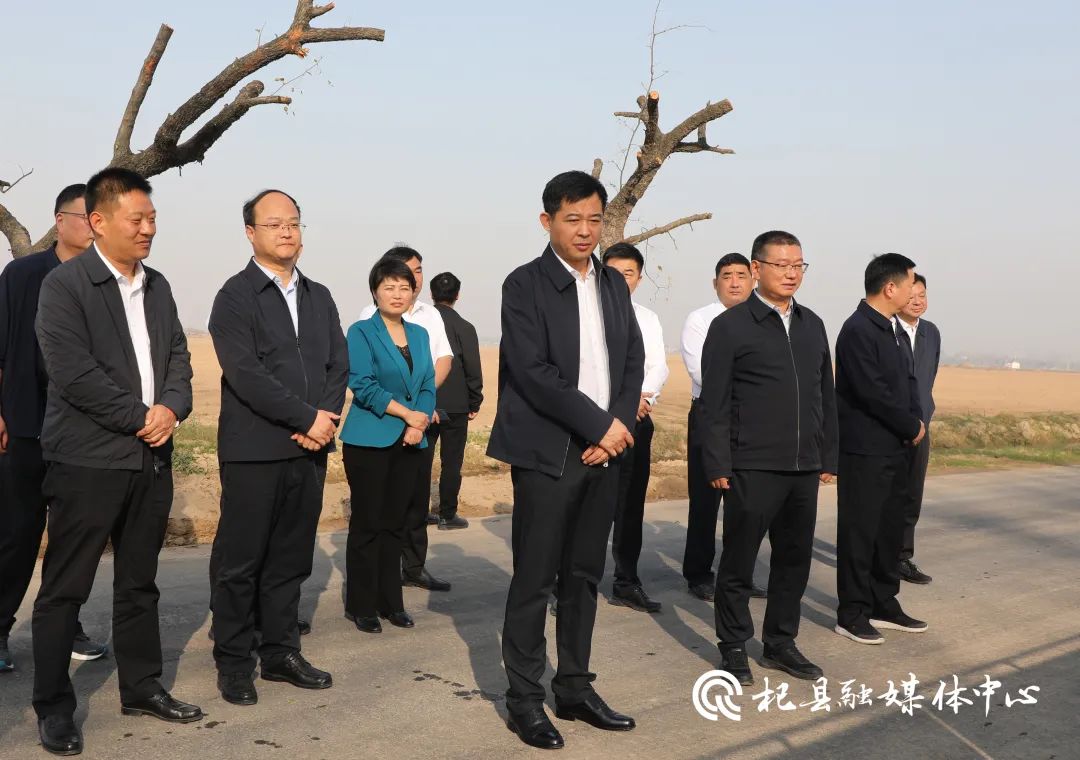 副县长郭芳,县领导张传山及我县有关单位负责人赴兰考县开展考察学习