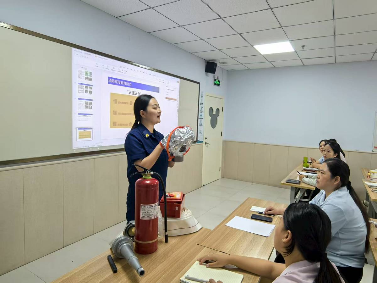 航空港区消防救援支队港北大队走进校外培训机构开展消防安全培训活动