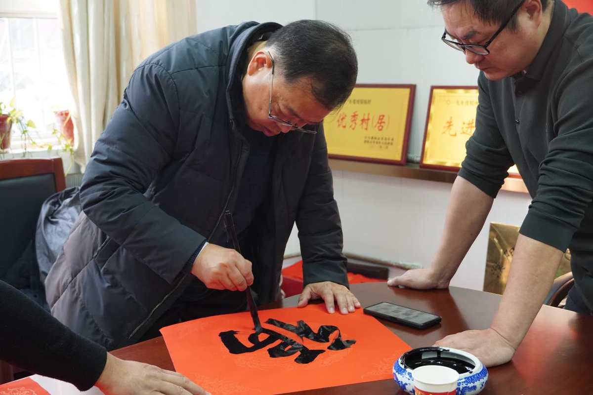 迎新春 送祝福 油地一家亲——华龙区2025年义写春联进社区