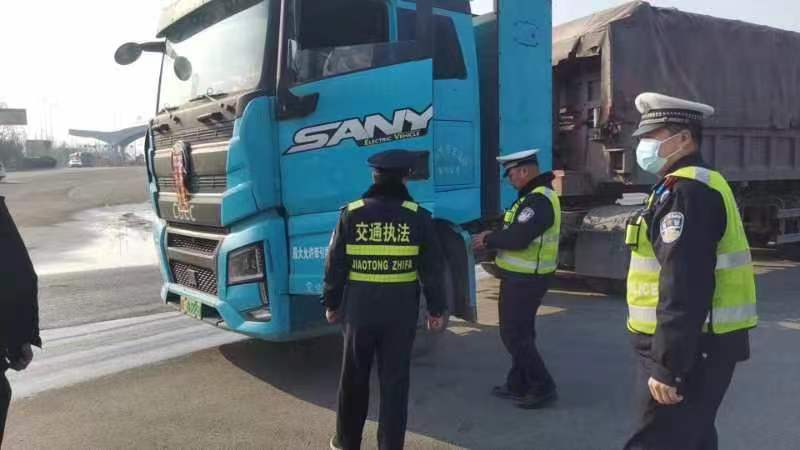 殷都区交通运输局<br>路警联合执法    共筑平安春运