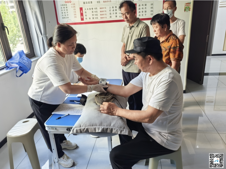 安阳县白璧镇亚龙湾社区开展“情暖夕阳红 健康零距离”体检活动
