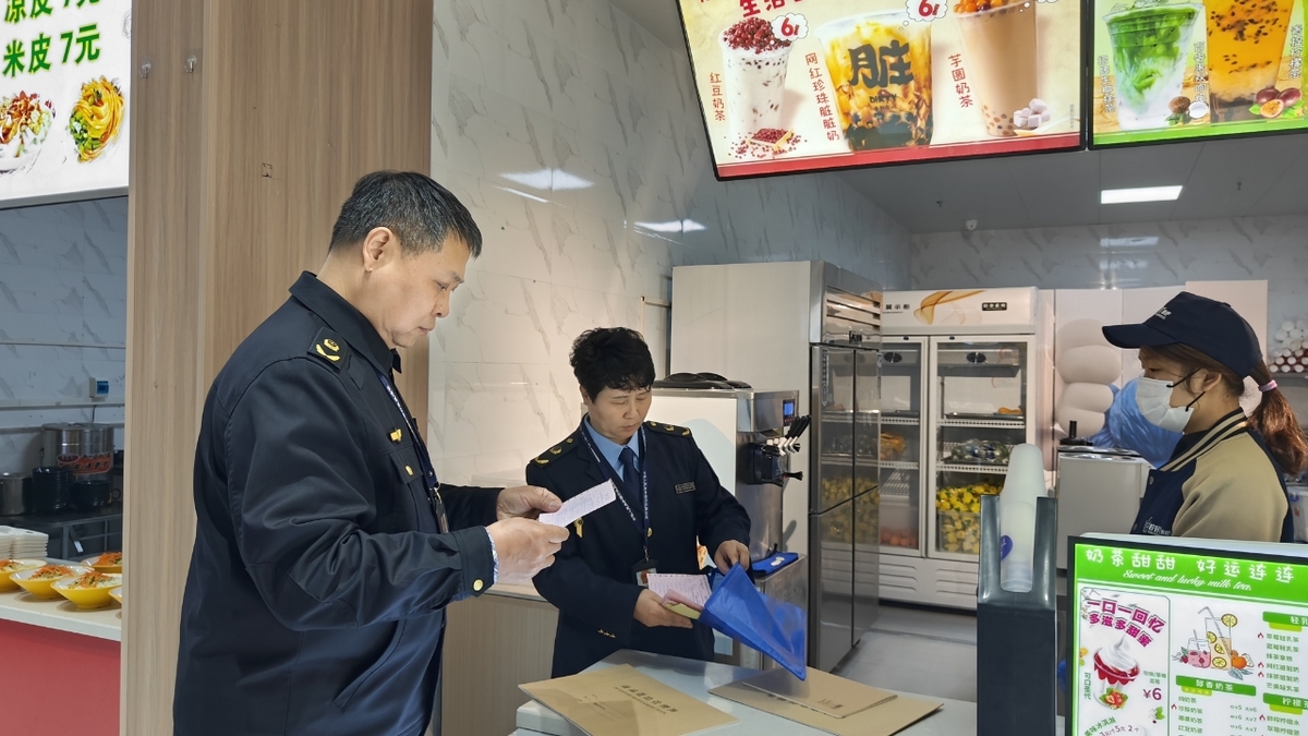 银河办事处为奶茶店做“体检”