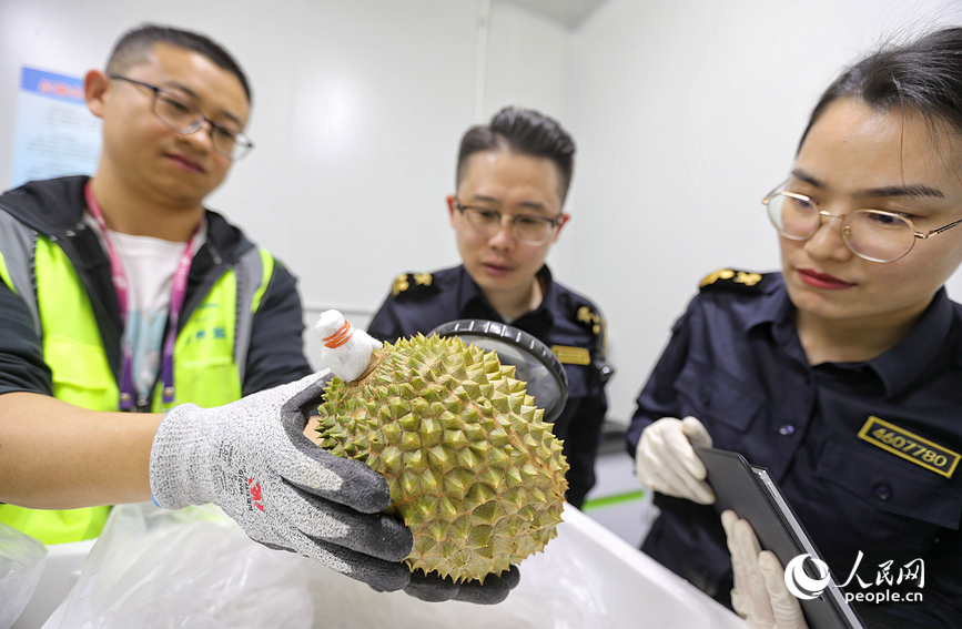 海关人员对货物进行查验。人民网 霍亚平摄