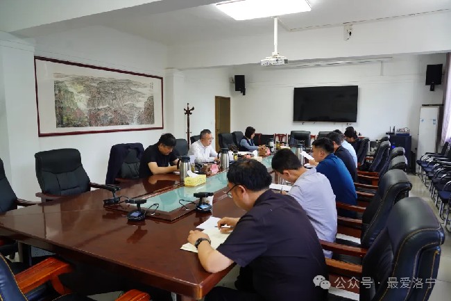 王瑞与县政府办班子成员座谈
