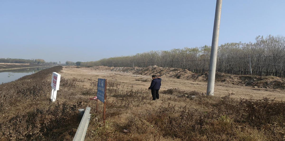 区河长办组织开展河道岸坡垃圾清理专项行动