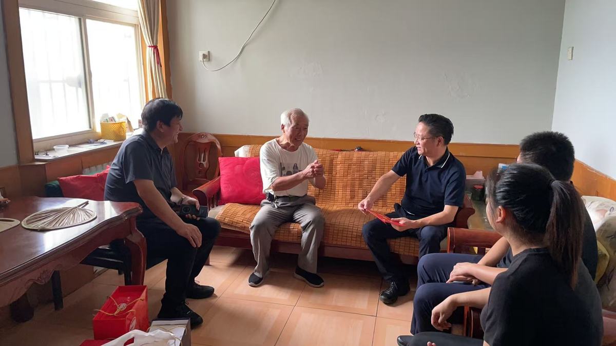 區(qū)長(zhǎng)梅興秦到基層聯(lián)系點(diǎn)調(diào)研并走訪慰問老黨員