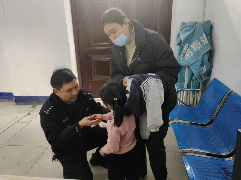 安阳市公安局殷都分局：女童走失寻父母 民警热心救助
