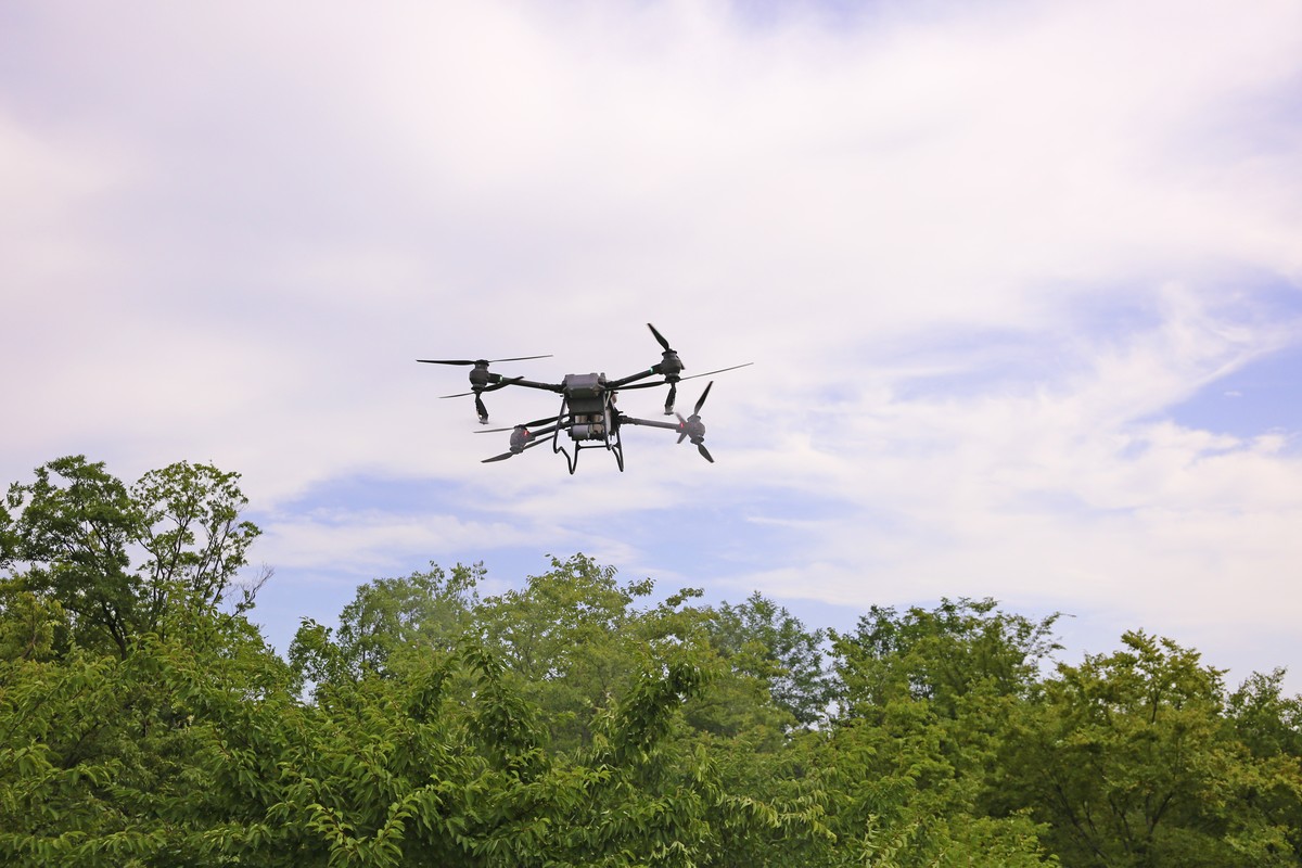 无人机助力公园绿化养护 开启“科技植保”新模式