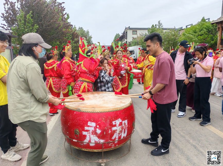 武汉大学等三所高校国际学生到安阳县西裴小镇参观