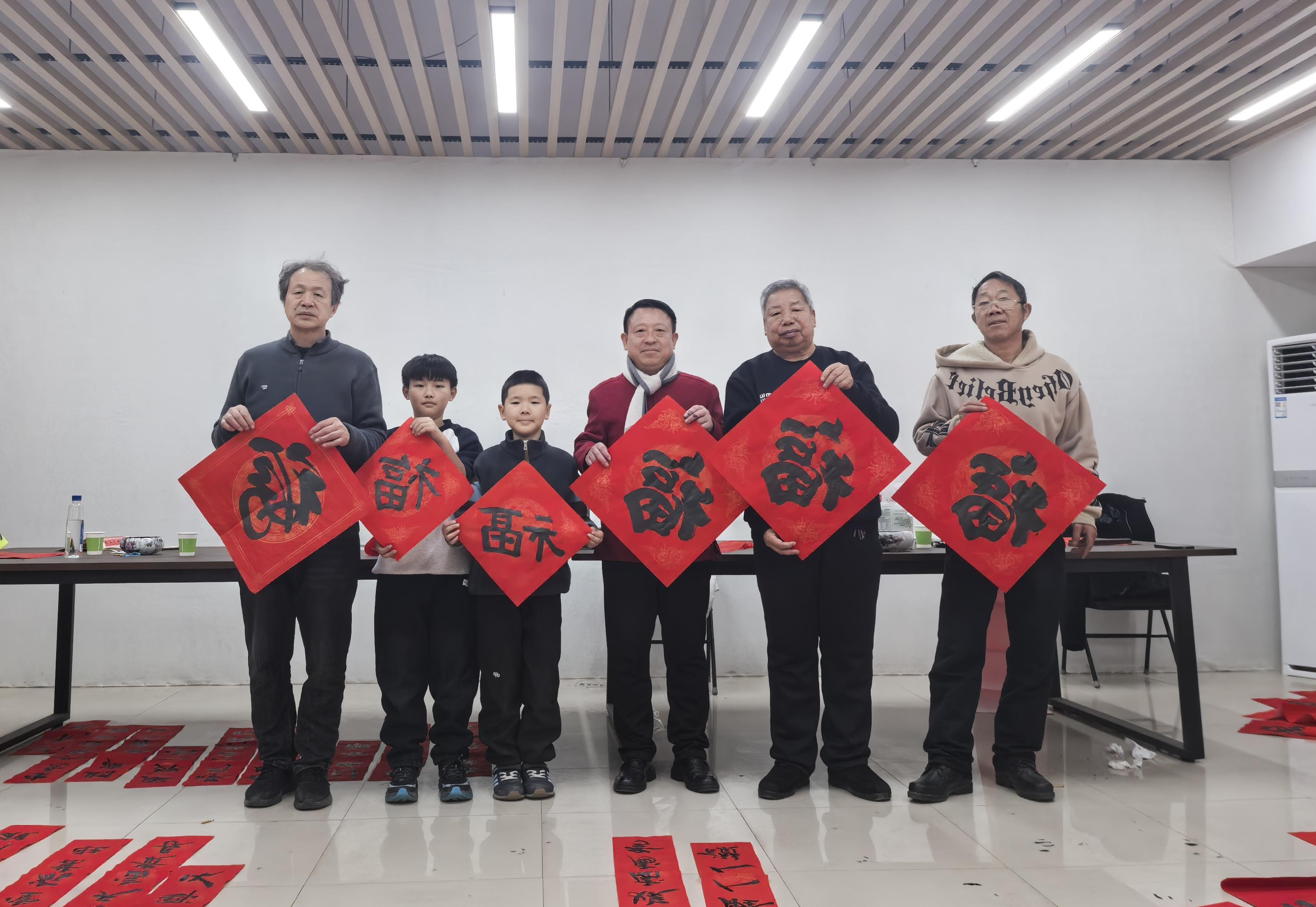 墨香迎新春 联语暖民心 ——银河办事处苑陵古城社区开展写春联送福字志愿服务活动