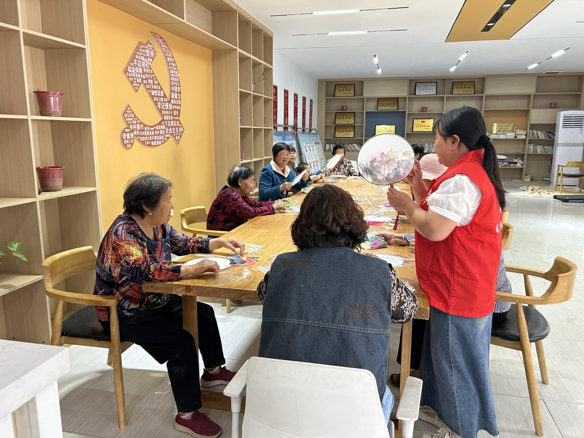 八千办事处组织开展“以花为礼，以扇传情”母亲节团扇DIY活动
