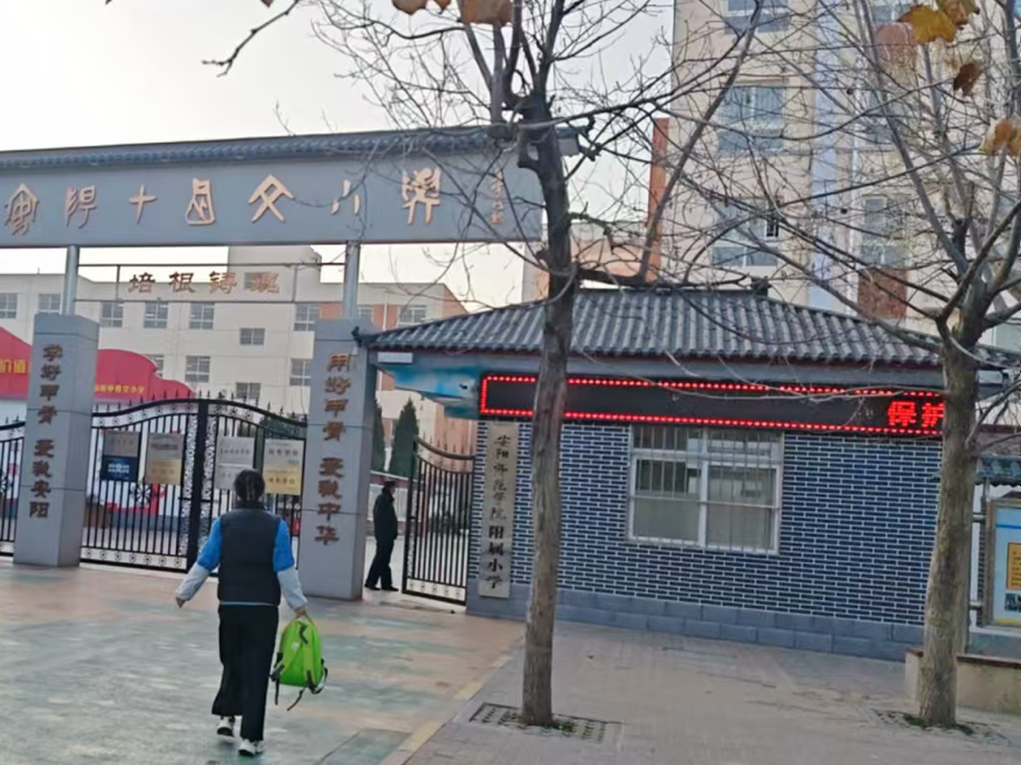 学生遗失书包 执法人员助力物归原主