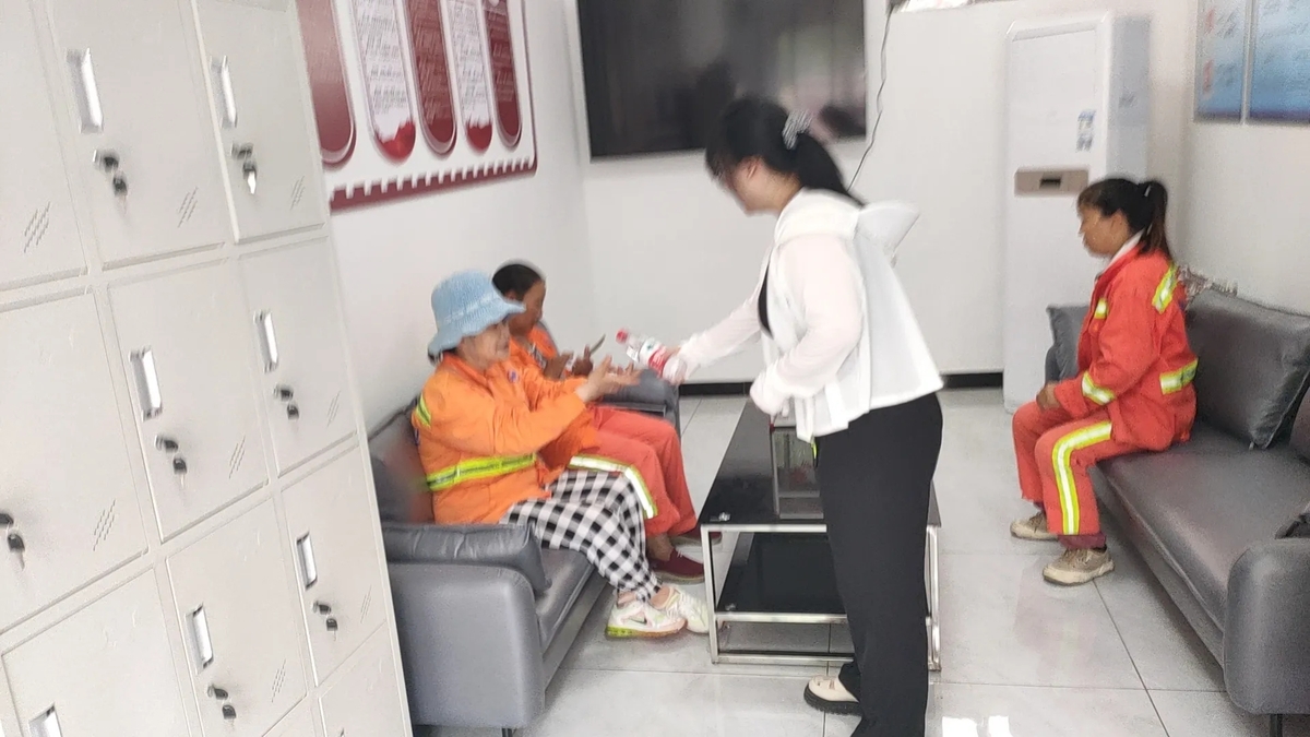殷都区清风街道隆昌社区—开展炎炎夏日送清凉，户外驿站活动