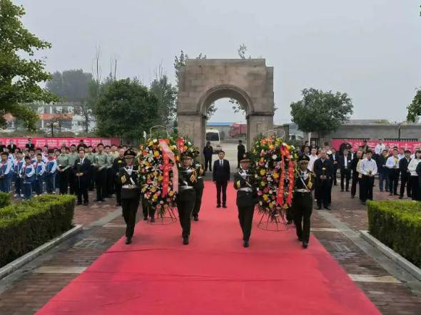 经开区举行2023年烈士纪念日敬献花篮仪式