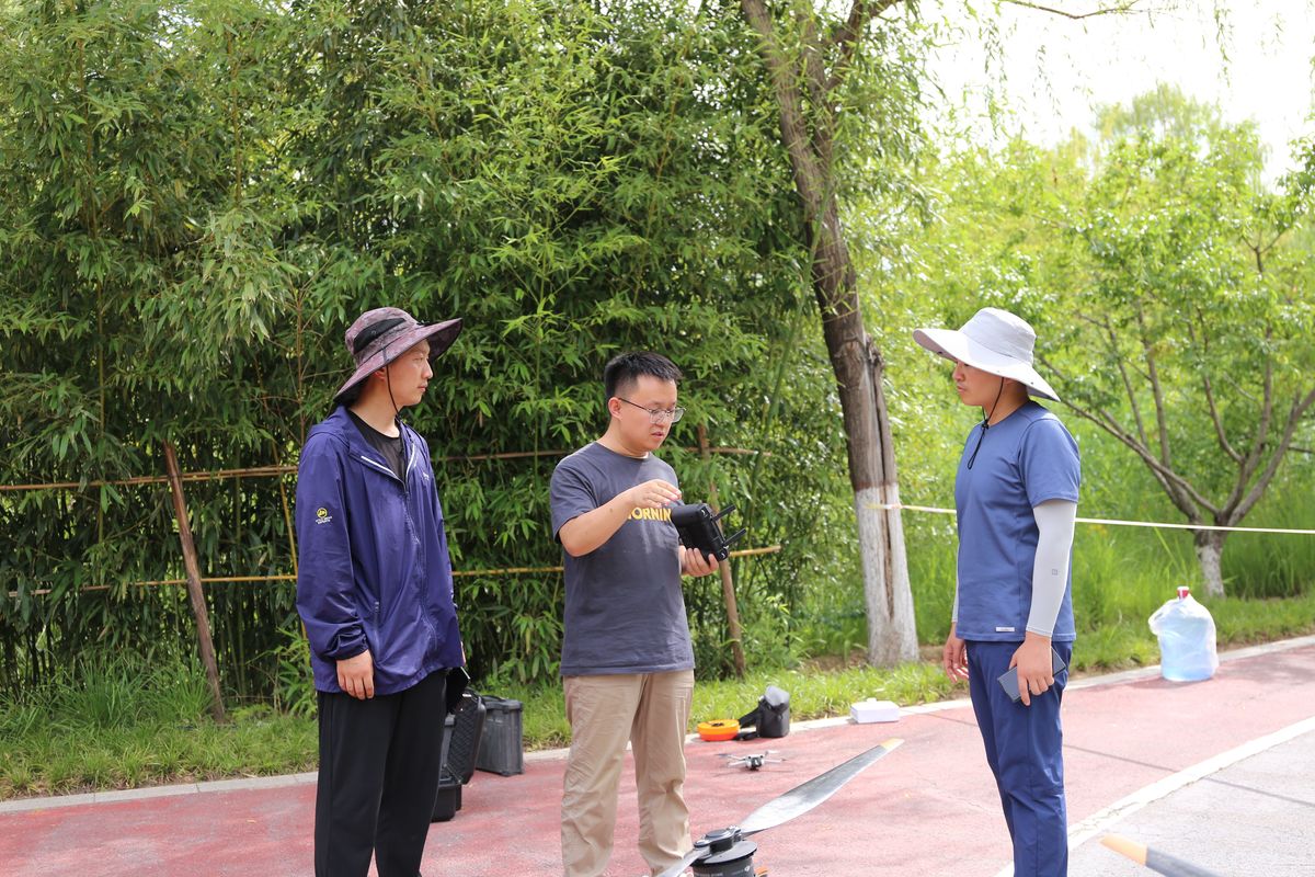 无人机助力公园绿化养护 开启“科技植保”新模式