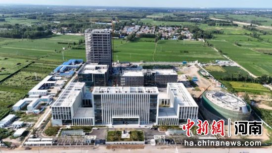 图为中欧班列(郑州)集结中心-枢纽服务中心(口岸综合大楼)。