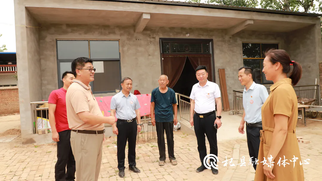 李孝俊一行还来到柿园乡毛楼村因意外失火导致生活困难的农民杨新民