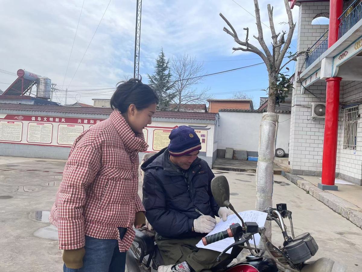 人社所下乡进行就业情况调查