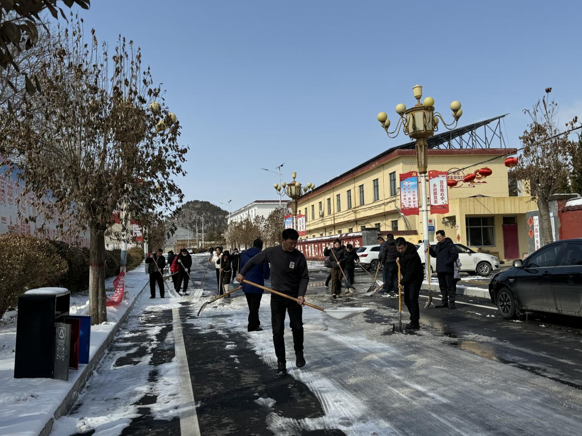 吹响清雪“集结号” 扫雪除冰护平安