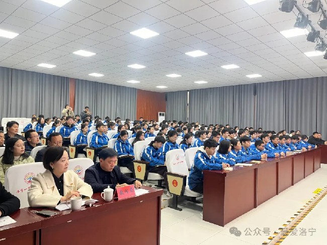 王瑞到洛宁一高中讲授思政课
