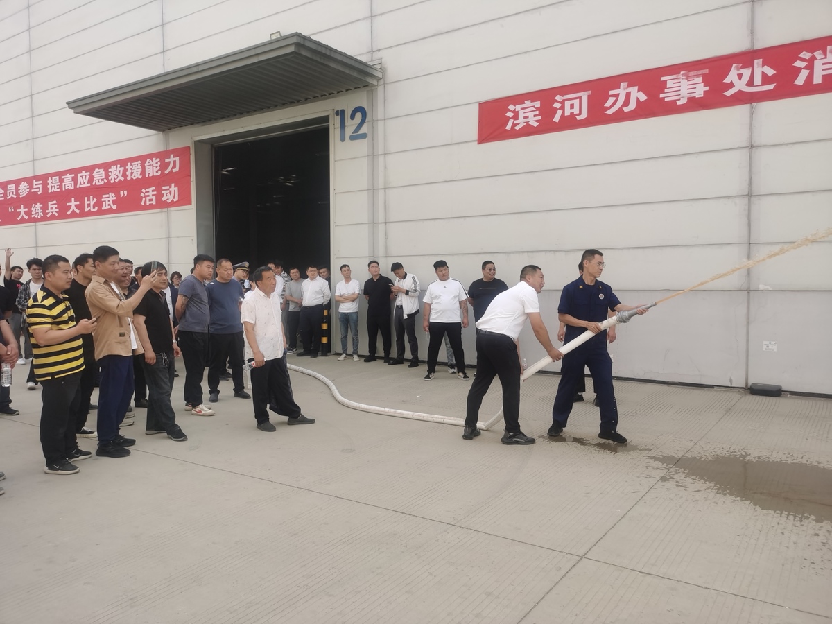 航空港区消防救援支队港北大队联合滨河办事处深入辖区仓储物流企业开展消防培训演练