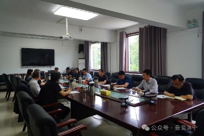 王瑞与县政府办班子成员座谈