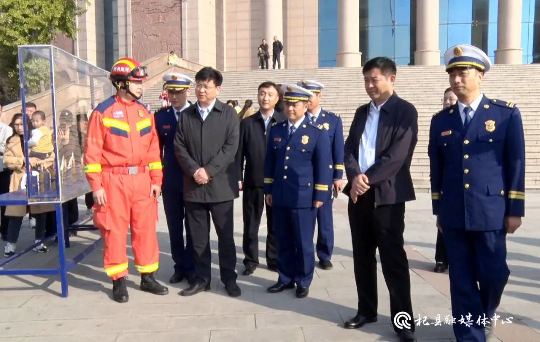 首页>新闻动态>杞县要闻>当天,薛志勇一行还来到县文化广场观摩了消防