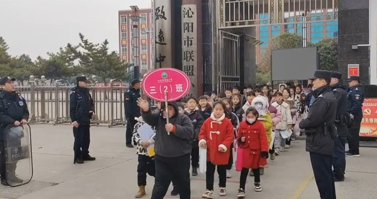 沁阳公安：站好护学岗，平安伴成长