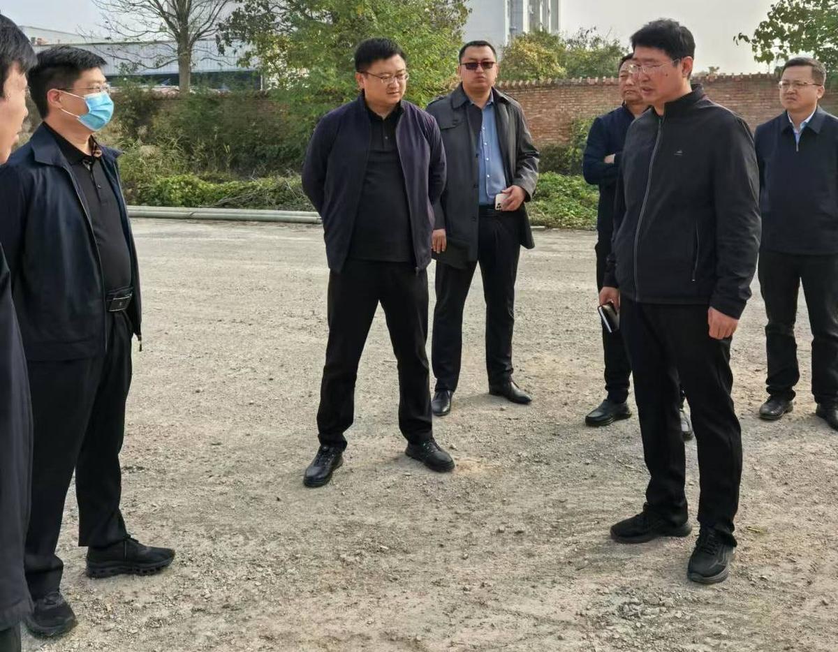 我区召开新能源汽车头部品牌一条街现场办公会