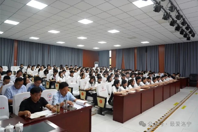王瑞到洛宁县第一高级中学讲授思政课