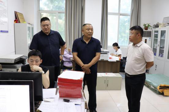 濮阳市市场监管局开发区分局副局长王新峰莅临电商园调研指导
