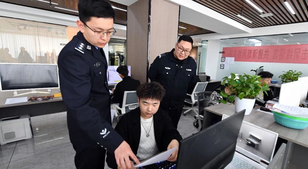 打击整治网络谣言沁阳公安开展“六进”宣传普法活动
