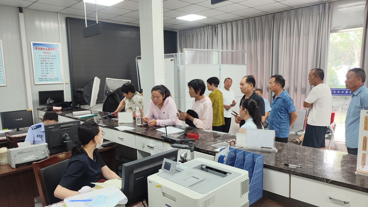 龙王办事处便民服务中心多举措助力居民身份证高效换领