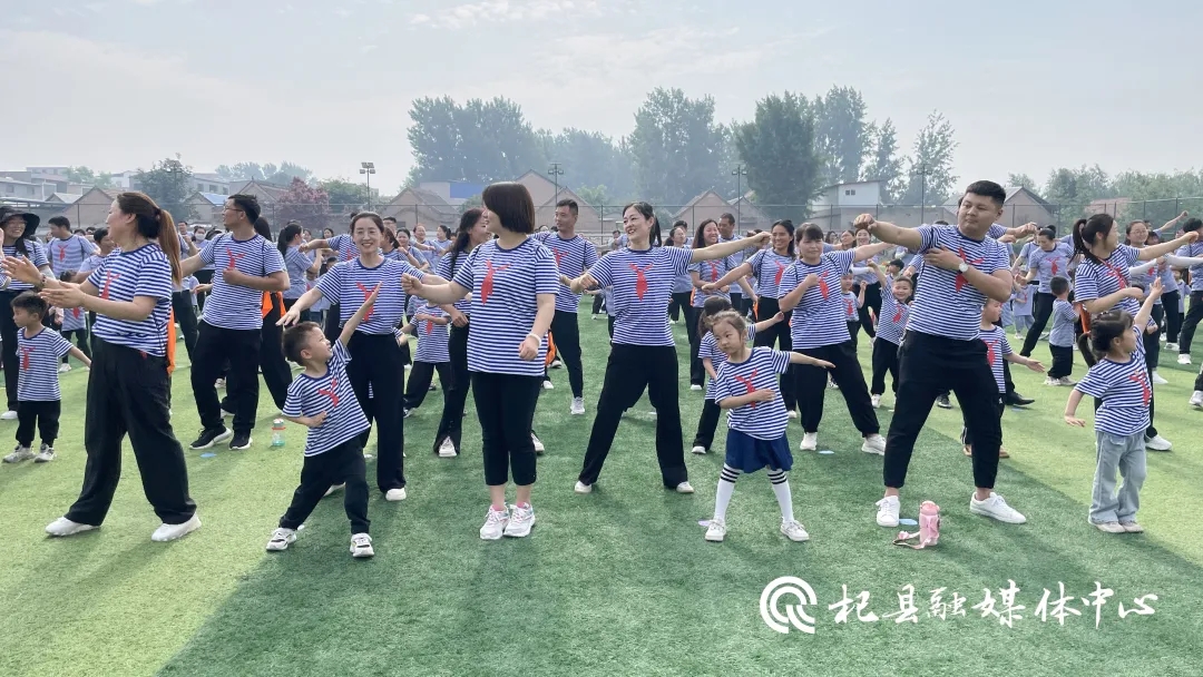 运动会还设置了剪刀石头布,抬花轿,踢毽子等多个富有创意和趣味性的