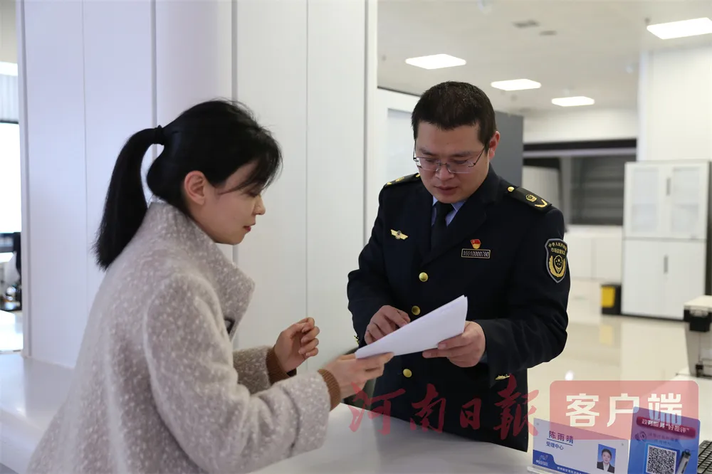 政务服务中心工作人员正在为企业提供“一对一”服务 (3).jpg