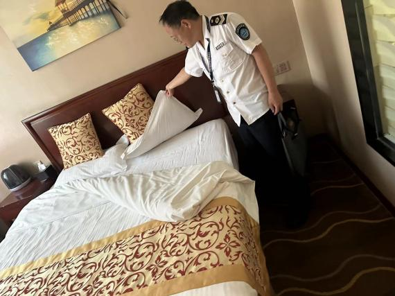 强化卫生监督检查 蓝盾护卫考生逐梦